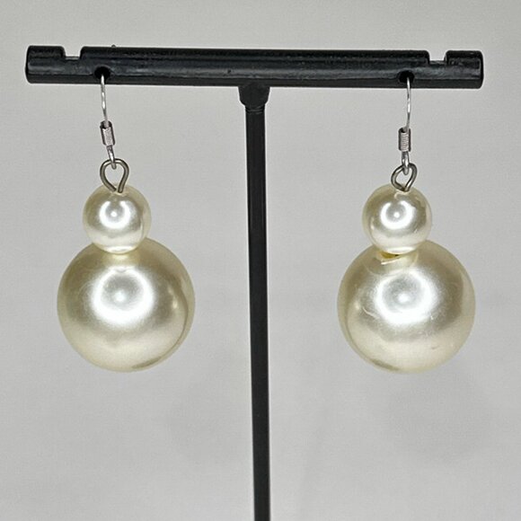 Seven Pair Of Faux Pearl Earrings Two Clip On And Five Pierced - Picture 4 of 11